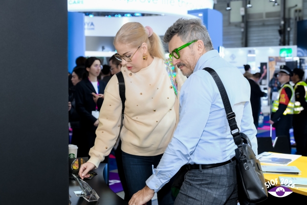 Hall_6_Intl_Visitor-2